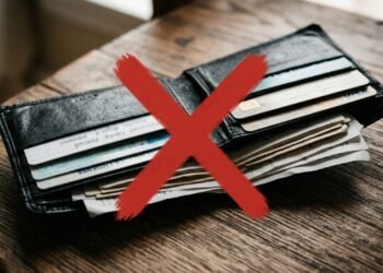 Adeus às carteiras tradicionais: a partir de 2027, documentos digitais no celular começam a virar regra até para dirigir