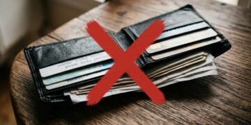 Adeus às carteiras tradicionais: a partir de 2027, documentos digitais no celular começam a virar regra até para dirigir