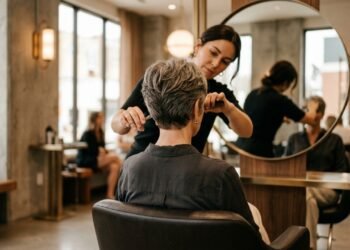 Esqueça os cremes: aqui estão 5 cortes de cabelo que vão rejuvenescer seu rosto em 10 anos aos 60
