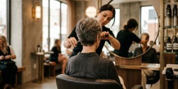 Esqueça os cremes: aqui estão 5 cortes de cabelo que vão rejuvenescer seu rosto em 10 anos aos 60