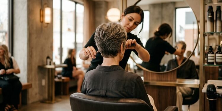 Esqueça os cremes: aqui estão 5 cortes de cabelo que vão rejuvenescer seu rosto em 10 anos aos 60