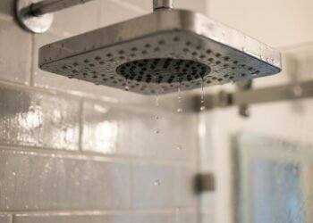 Chuveiro fraco nunca mais: 5 passos simples para aumentar a pressão da água sem gastar muito