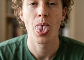 O que significa dobrar a língua em formato de “U”, segundo a psicologia