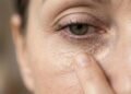 Maquiagem anti-fadiga: 5 truques para combater olheiras e pele sem brilho