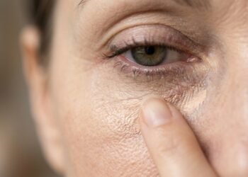 Maquiagem anti-fadiga: 5 truques para combater olheiras e pele sem brilho