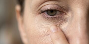 Maquiagem anti-fadiga: 5 truques para combater olheiras e pele sem brilho