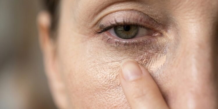 Maquiagem anti-fadiga: 5 truques para combater olheiras e pele sem brilho