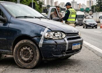 Problema comum no carro pode render multa de R$ 195,23 e agente pode reter o veículo até a regularização do defeito