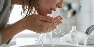 Dermatologista explica o que realmente acontece ao lavar o rosto apenas com água todos os dias