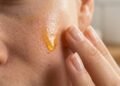 Especialista ensina como usar vitamina C no rosto corretamente para melhores resultados