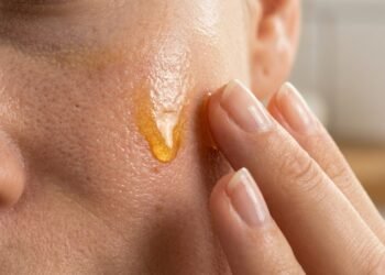 Especialista ensina como usar vitamina C no rosto corretamente para melhores resultados