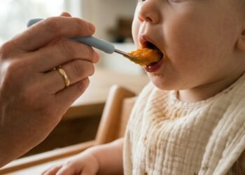 O que nunca fazer durante a introdução alimentar do seu filho, segundo especialistas