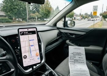Um motorista foi flagrado multado por excesso de velocidade, porém o juiz anulou a multa após consultar o Google Street View