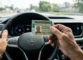 Motoristas acima dos 50 anos precisam de atenção às regras da CNH em 2026 para evitar multa de R$ 293 