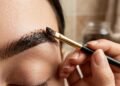 Adeus à maquiagem: o ingrediente que você pode usar para escurecer e tonalizar suas sobrancelhas