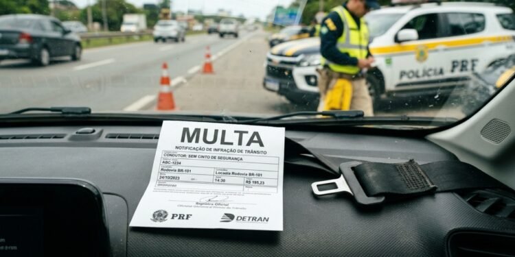 Motoristas estão levando multa de R$ 1.248 e 4 pontos por item obrigatório esquecido no carro