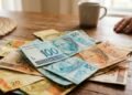 Brasileiros vão receber pagamentos de R$ 1.621 durante 7 meses em 2026