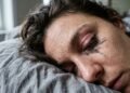 O que acontece com sua pele quando você dorme maquiada e não percebe os danos