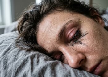 O que acontece com sua pele quando você dorme maquiada e não percebe os danos