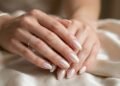 A nova tendência de unhas que está substituindo o esmalte vermelho clássico em 2026