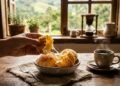 Faça pão de queijo crocante e fácil com uma receita mineira que fica pronta rápido