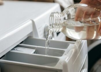 Nem amaciante, nem perfume intenso: por que o vinagre na máquina de lavar está ganhando espaço nas lavanderias