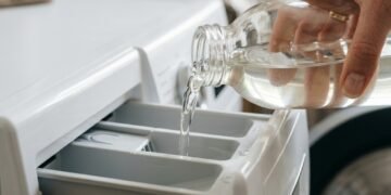 Nem amaciante, nem perfume intenso: por que o vinagre na máquina de lavar está ganhando espaço nas lavanderias