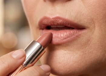 Os tons suaves de batom que rejuvenescem o rosto após os 45 anos