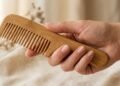O que ninguém te conta sobre o pente de bambu anti frizz e sua ação contra arrepiados no cabelo