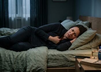 O que faz a queimação piorar à noite e como a posição de dormir pode intensificar o refluxo