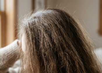Como combater o frizz nos dias frios com cuidados simples que fazem diferença rapidamente