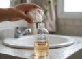 Dica caseira de colocar sal no shampoo divide opiniões e levanta dúvidas sobre benefícios reais para o couro cabeludo
