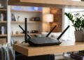 Antenas do roteador apontadas para cima podem piorar o Wi-Fi e um ajuste simples melhora o sinal na hora