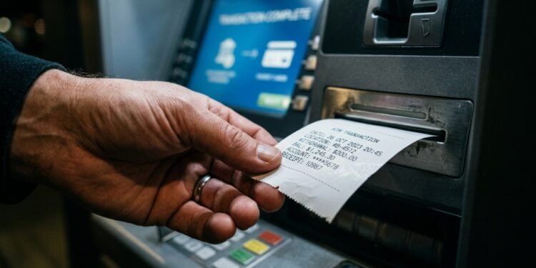 Nunca imprima o comprovante no caixa eletrônico e entenda o risco que pode expor seus dados bancários
