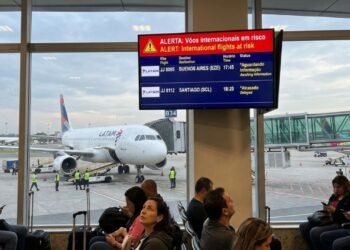 Fim da escala 6x1 pode acabar com os voos internacionais do Brasil, alerta CEO da LATAM