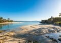 Reconhecimento nacional há quase 90 anos: a praia escondida no norte de Floripa que guarda um forte de 1740