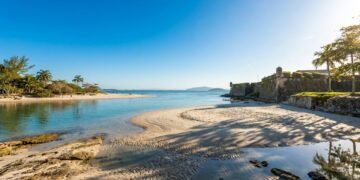 Reconhecimento nacional há quase 90 anos: a praia escondida no norte de Floripa que guarda um forte de 1740