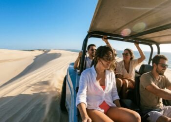 A 25 km da capital, a vila de buggy mais famosa do Brasil tem dunas que mudam de lugar sozinhas e foi eleita entre as praias mais bonitas da América do Sul