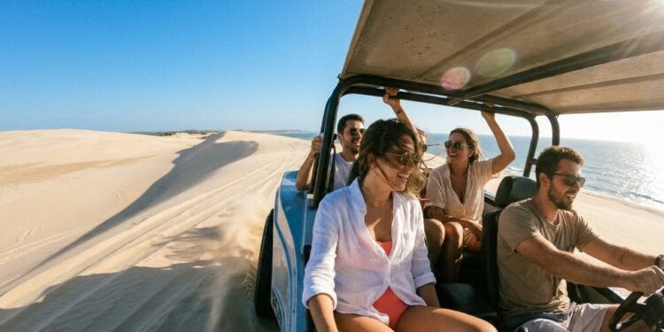 A 25 km da capital, a vila de buggy mais famosa do Brasil tem dunas que mudam de lugar sozinhas e foi eleita entre as praias mais bonitas da América do Sul