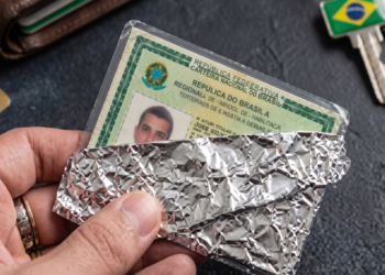 Embrulhar RG em papel alumínio realmente protege seus dados