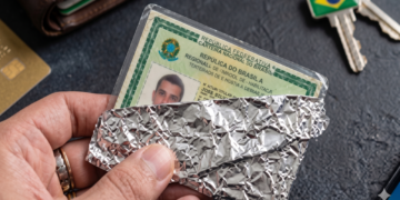 Embrulhar RG em papel alumínio realmente protege seus dados