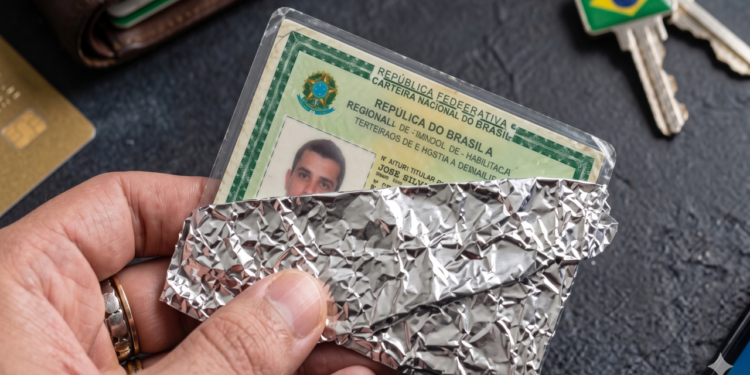 Embrulhar RG em papel alumínio realmente protege seus dados