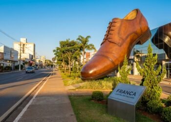 Capital do Calçado: 1 em cada 3 sapatos masculinos do Brasil sai desta cidade do interior paulista a 400 km da capital que ainda domina o basquete nacional