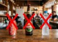 Governo exigirá que bares e restaurantes cobrem taxa adicional por garrafa, lata ou embalagem vendida