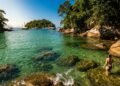 O vilarejo com 106 praias, águas esverdeadas e zero carros: a ilha acessível só por barco e com uma das praias mais bonitas do Brasil