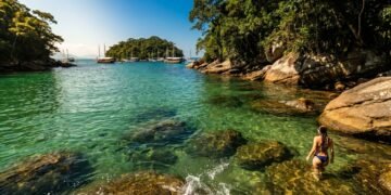O vilarejo com 106 praias, águas esverdeadas e zero carros: a ilha acessível só por barco e com uma das praias mais bonitas do Brasil
