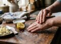 Como tirar cheiro de alho das mãos sem produto caro: o truque de cozinha que resolve em poucos segundos