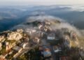 A 337 km de Belo Horizonte este vilarejo a 1.440 metros sobre quartzito recebe 500 mil visitantes por ano e tem inscrições rupestres milenares
