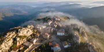 A 337 km de Belo Horizonte este vilarejo a 1.440 metros sobre quartzito recebe 500 mil visitantes por ano e tem inscrições rupestres milenares