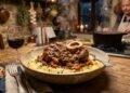 Polenta com ossobuco: a receita perfeita para combater o frio com um prato reconfortante e econômico.